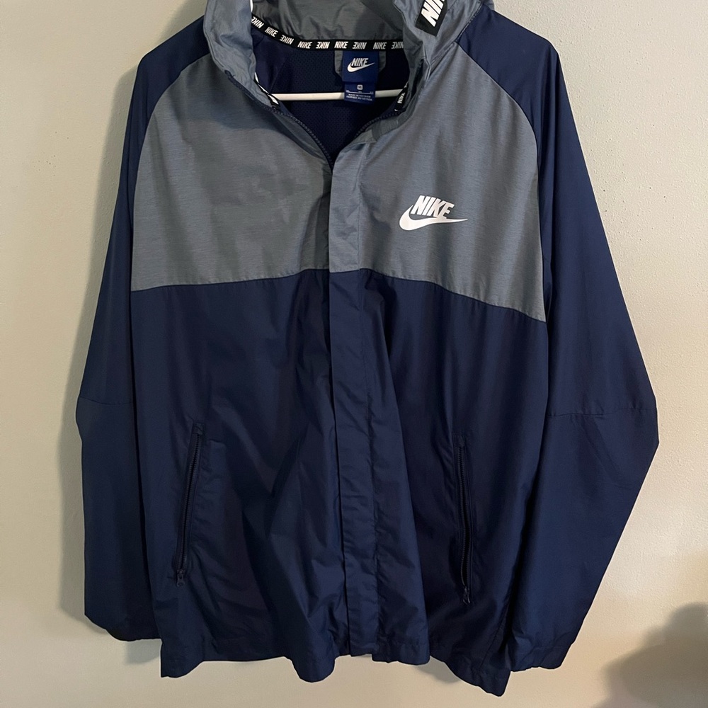 Nike Men's Windbreaker in Navy and Gray